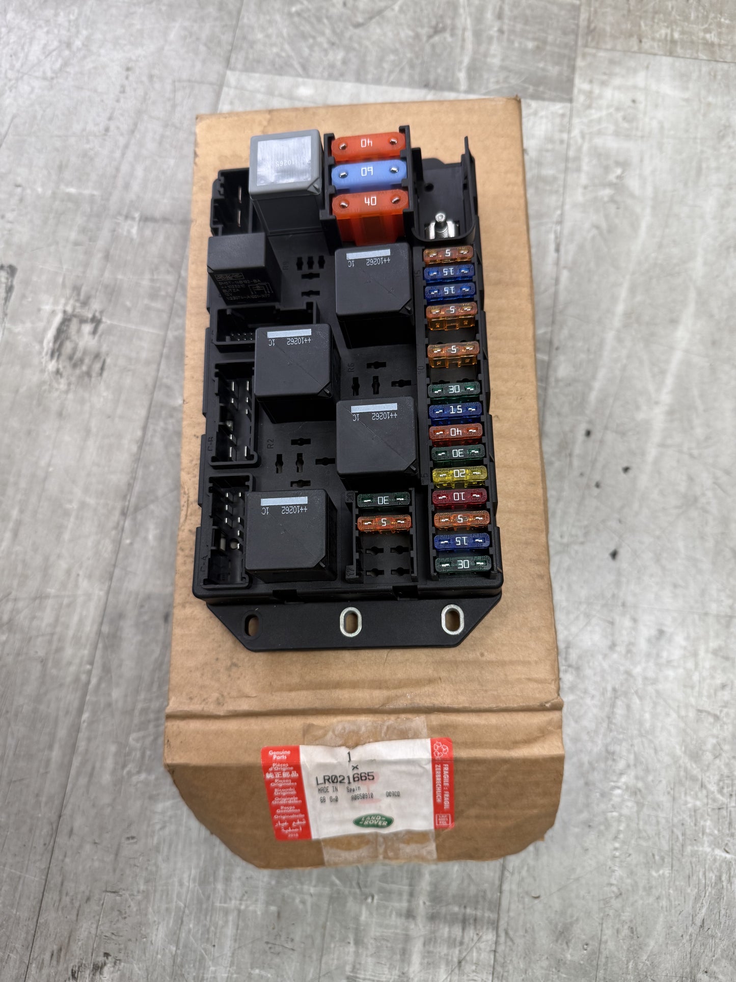 LAND ROVER RANGE ROVER L322 10-12 FUSE BOX REAR NEW GENUINE LR021665