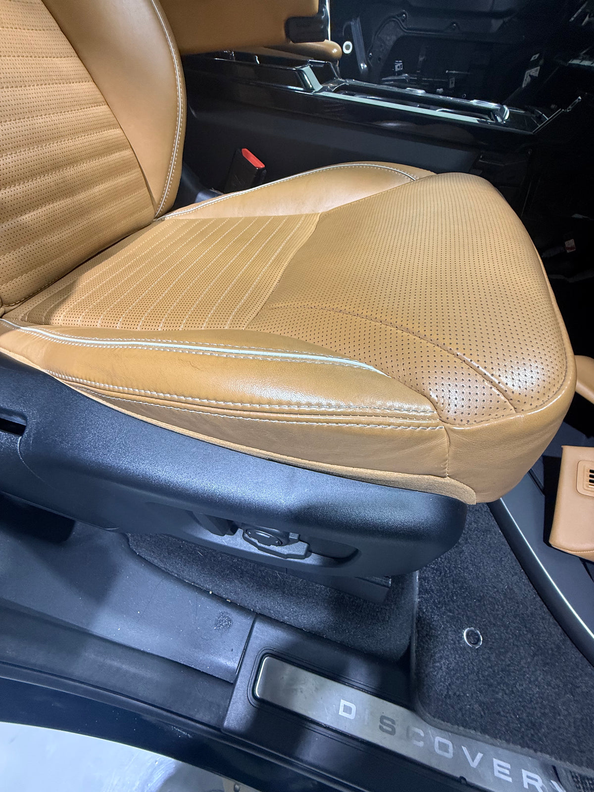 Land Rover Discovery L462 2017 FRONT PASSENGER SEAT with Tan / Windsor leather perforated, Nimbus contrast stitching. We sell the whole seat including Armrest, Headrest, Seat Switch... It's in perfect working and great cosmetic condition!