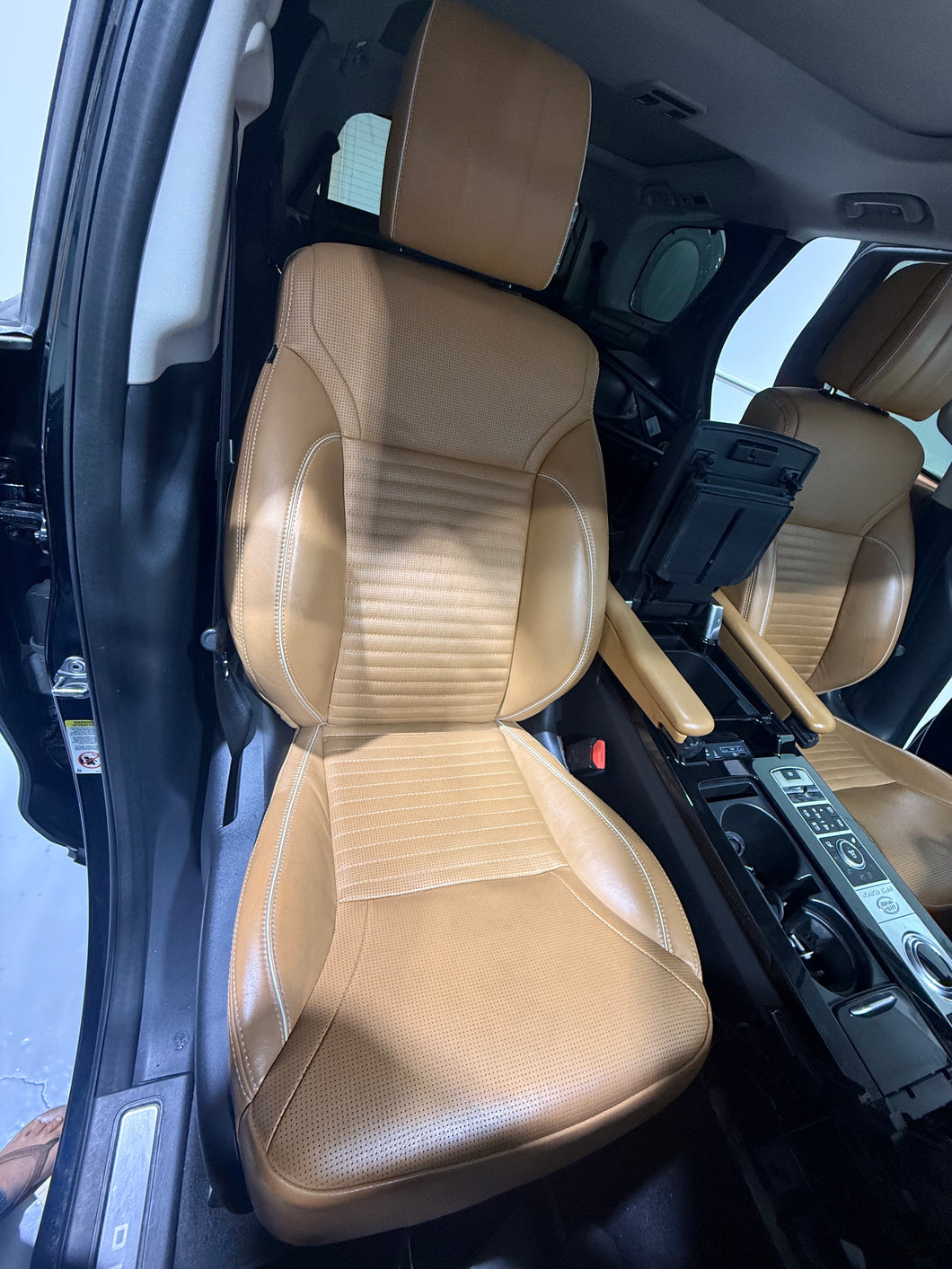 Land Rover Discovery L462 2017 FRONT PASSENGER SEAT with Tan / Windsor leather perforated, Nimbus contrast stitching. We sell the whole seat including Armrest, Headrest, Seat Switch...  It's in perfect working and great cosmetic condition!