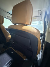 Land Rover Discovery L462 2017 FRONT PASSENGER SEAT with Tan / Windsor leather perforated, Nimbus contrast stitching. We sell the whole seat including Armrest, Headrest, Seat Switch...  It's in perfect working and great cosmetic condition!